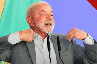líderes mundiais parabenizam Lula: presidente Lula sorrindo e comemorando durante pronunciamento após a reeleição