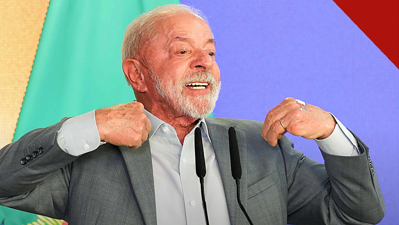 líderes mundiais parabenizam Lula: presidente Lula sorrindo e comemorando durante pronunciamento após a reeleição