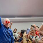 Lula reforça regulação das redes sociais: presidente Lula comemorando com apoiadores após a reeleição