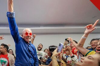 Lula reforça regulação das redes sociais: presidente Lula comemorando com apoiadores após a reeleição