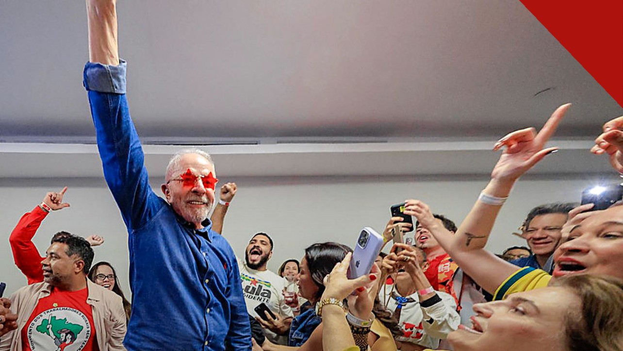 Lula reforça regulação das redes sociais: presidente Lula comemorando com apoiadores após a reeleição