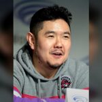 dublador Eric Bauza morre aos 46 anos: retrato do dublador Eric Bauza em convenção de cultura pop