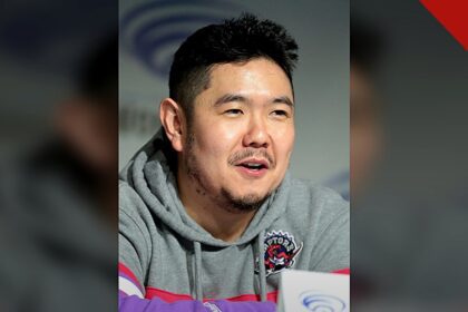 dublador Eric Bauza morre aos 46 anos: retrato do dublador Eric Bauza em convenção de cultura pop