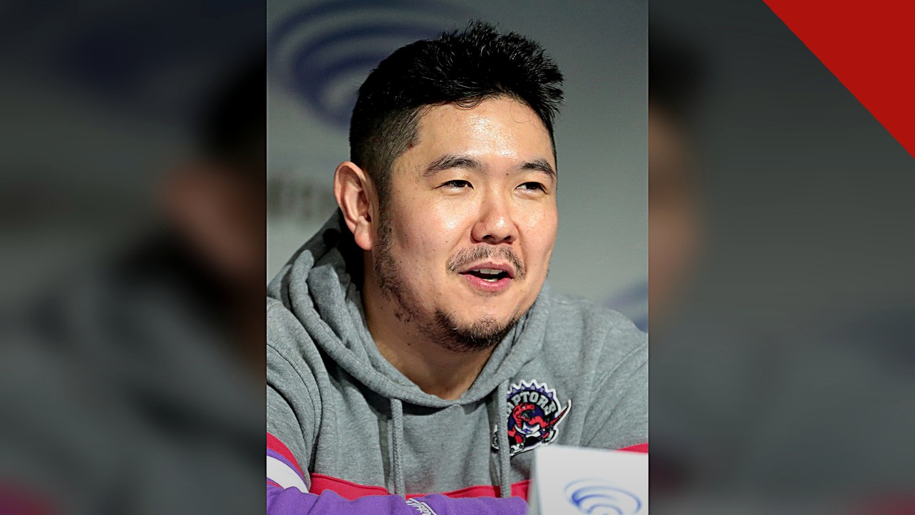 dublador Eric Bauza morre aos 46 anos: retrato do dublador Eric Bauza em convenção de cultura pop