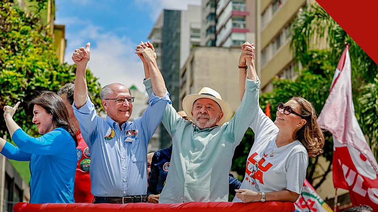 Lula descarta imprensa na comunicação: presidente Lula de braços erguidos ao lado de Janja em ato em São Paulo durante a campanha de 2026
