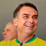 Flávio não reconhece derrota para Lula: senador Flávio Bolsonaro sorrindo com a camisa da seleção brasileira