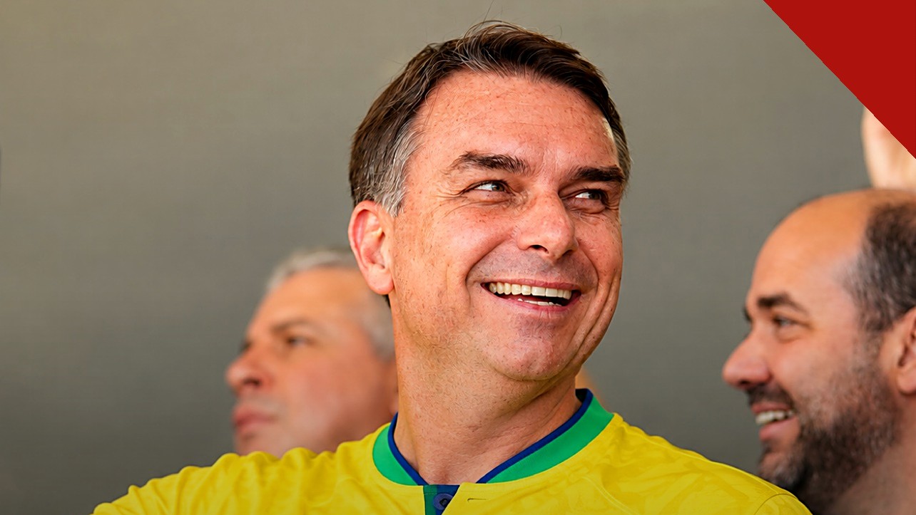 Flávio não reconhece derrota para Lula: senador Flávio Bolsonaro sorrindo com a camisa da seleção brasileira