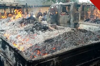 cristãos deixam casas após ataques no Congo: veículo incendiado em ataque do grupo Forças Democráticas Aliadas na província de Ituri