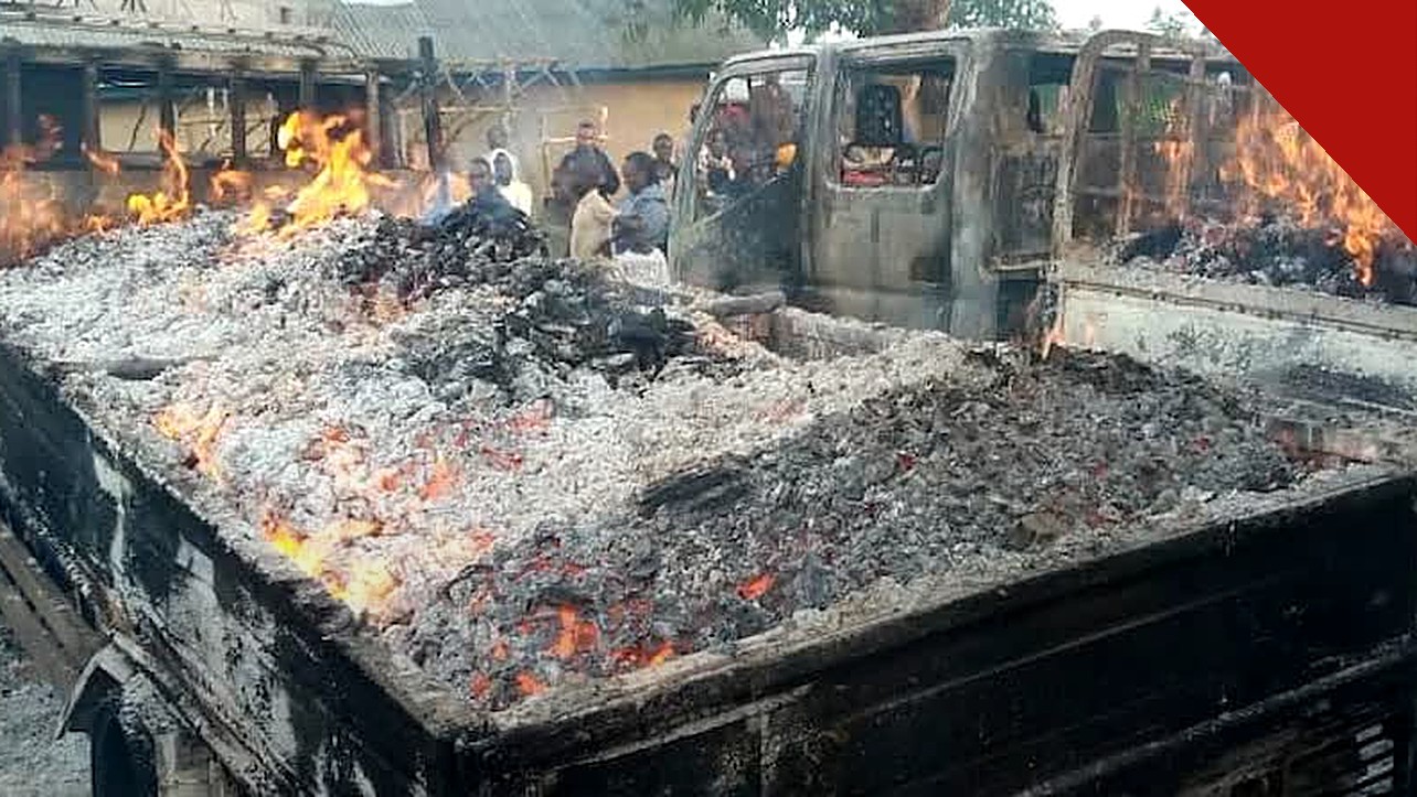 cristãos deixam casas após ataques no Congo: veículo incendiado em ataque do grupo Forças Democráticas Aliadas na província de Ituri