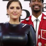 esposa de Jon Batiste faz transplante: cantor Jon Batiste ao lado da esposa Suleika Jaouad em evento nos Estados Unidos