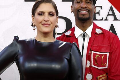esposa de Jon Batiste faz transplante: cantor Jon Batiste ao lado da esposa Suleika Jaouad em evento nos Estados Unidos