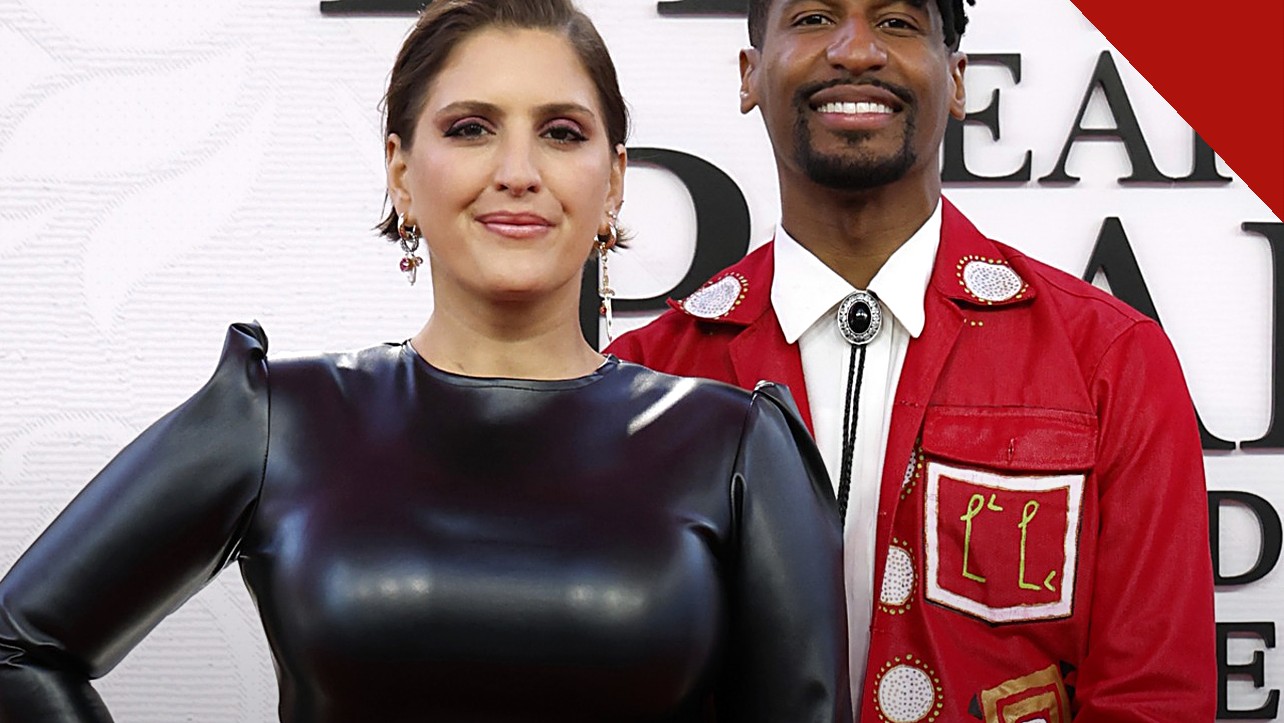 esposa de Jon Batiste faz transplante: cantor Jon Batiste ao lado da esposa Suleika Jaouad em evento nos Estados Unidos