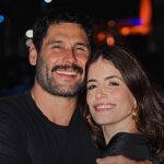 Dudu Azevedo celebra reconciliação com a mulher: ator Dudu Azevedo abraçado à esposa Fernanda Mader em foto noturna