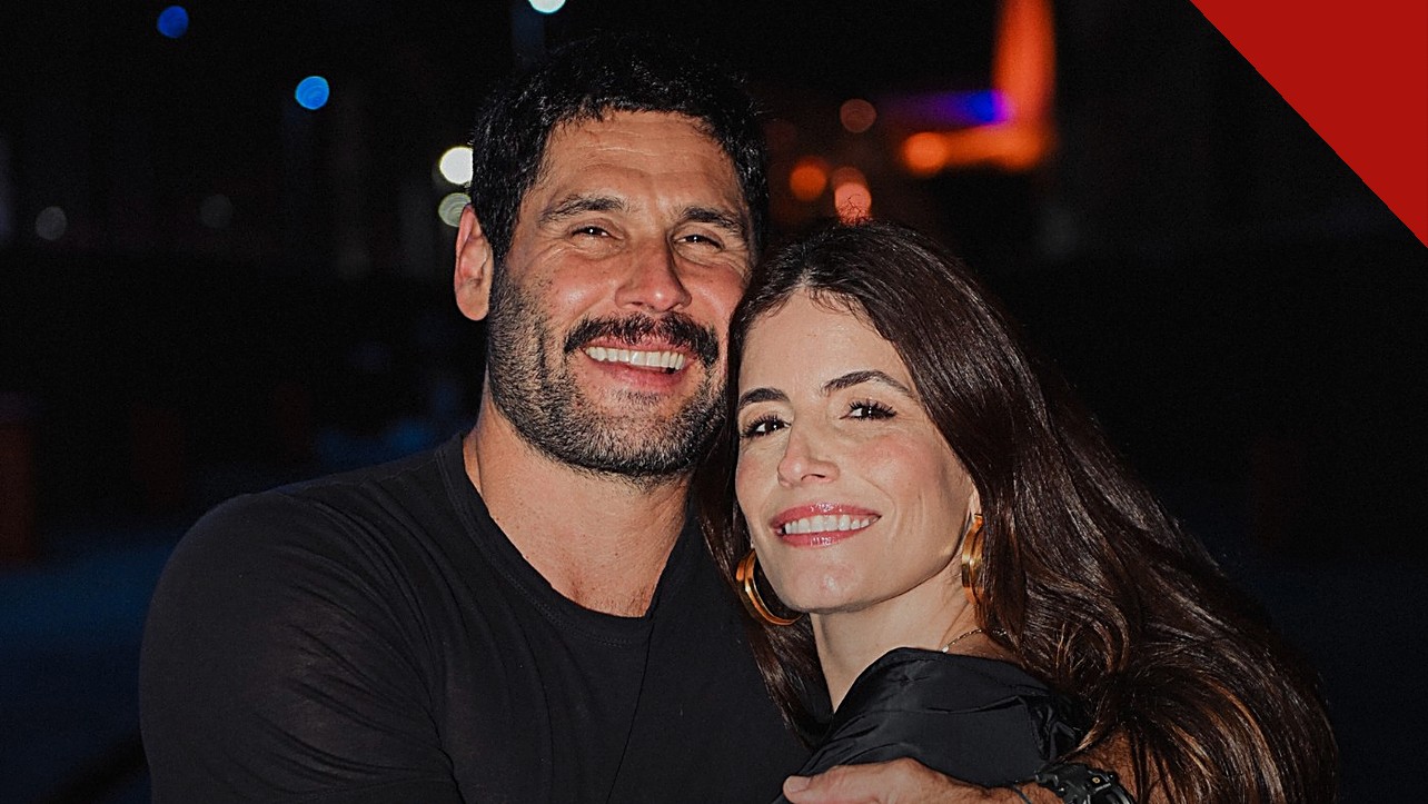 Dudu Azevedo celebra reconciliação com a mulher: ator Dudu Azevedo abraçado à esposa Fernanda Mader em foto noturna