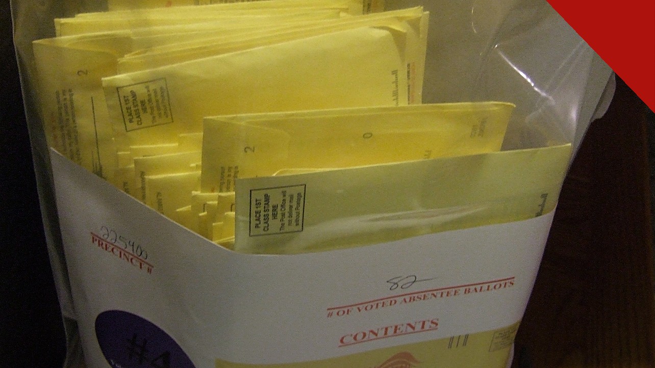disputa por cédulas na Califórnia: saco com cédulas de voto pelo correio entregues a uma seção eleitoral nos Estados Unidos