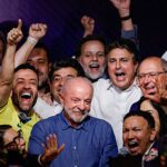 Lula avança em 97 por cento dos municípios: presidente Lula comemorando a reeleição cercado por apoiadores