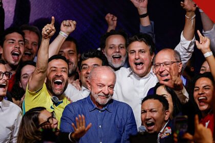 Lula avança em 97 por cento dos municípios: presidente Lula comemorando a reeleição cercado por apoiadores