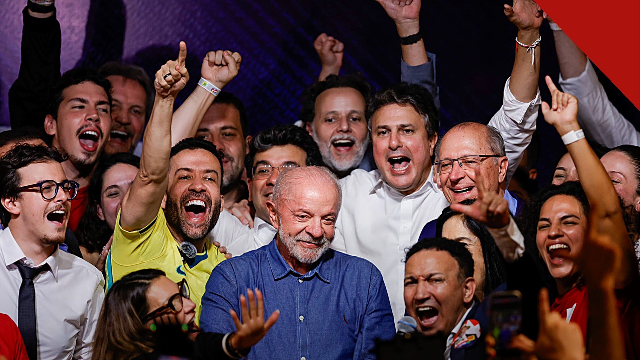 Lula avança em 97 por cento dos municípios: presidente Lula comemorando a reeleição cercado por apoiadores