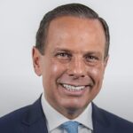 Doria reconhece vitória de Lula: retrato oficial do ex-governador João Doria de terno azul e gravata clara