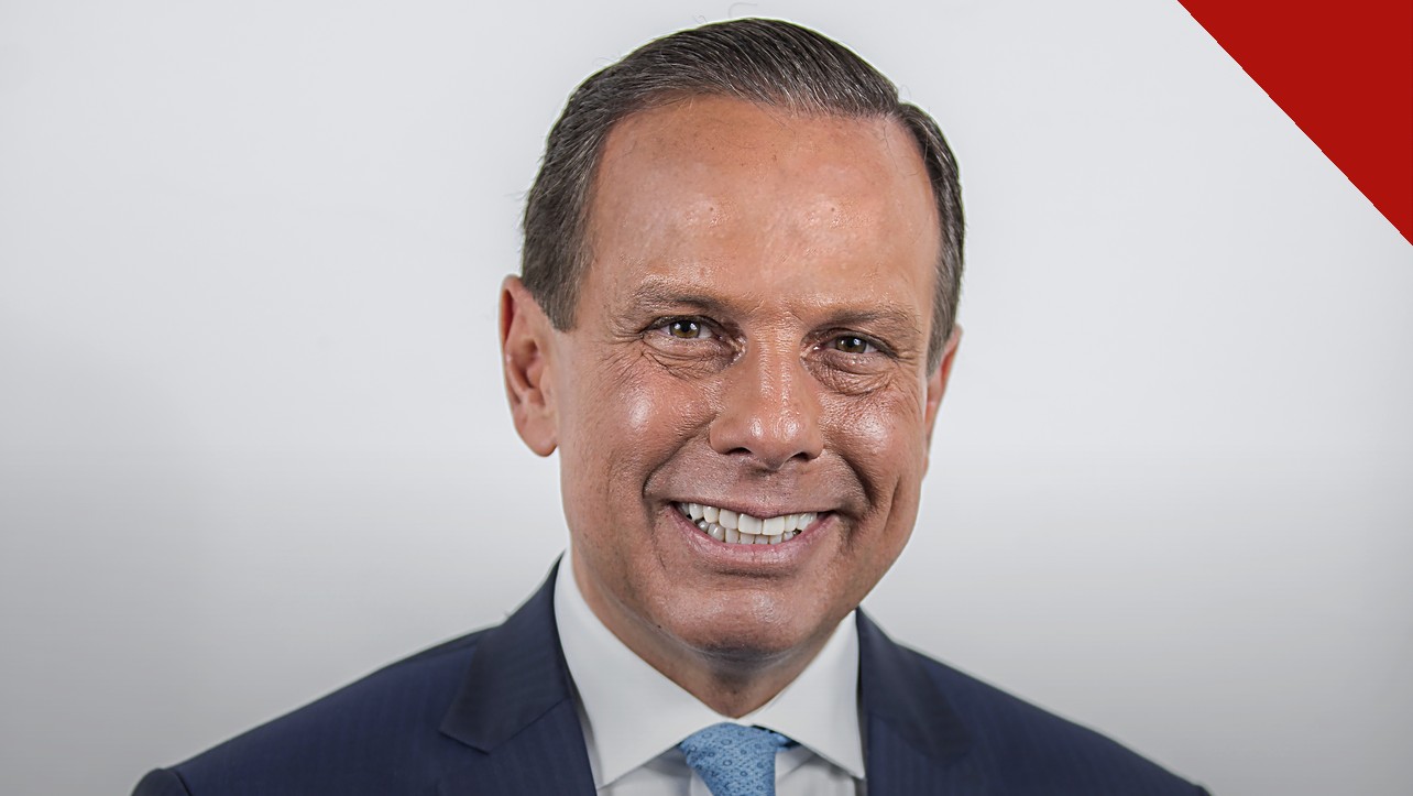 Doria reconhece vitória de Lula: retrato oficial do ex-governador João Doria de terno azul e gravata clara