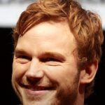 Chris Pratt fala da fé aos filhos: ator Chris Pratt sorrindo em evento de divulgação