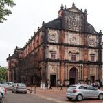 lei anticonversão é suspensa em Goa: Basílica do Bom Jesus na Velha Goa, na Índia, com fiéis e carros na praça