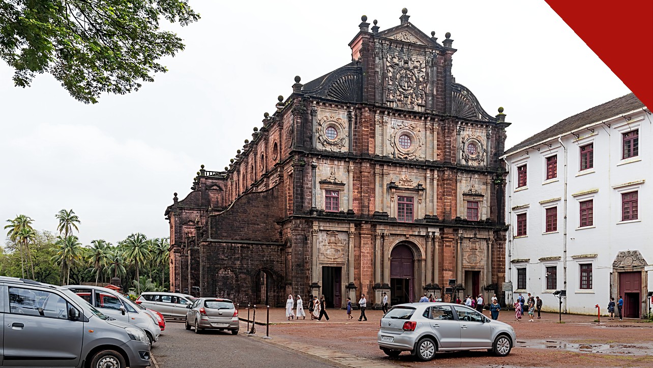 lei anticonversão é suspensa em Goa: Basílica do Bom Jesus na Velha Goa, na Índia, com fiéis e carros na praça