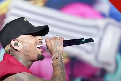 Chris Brown é sentenciado em Londres: cantor Chris Brown cantando em show com boné preto e microfone