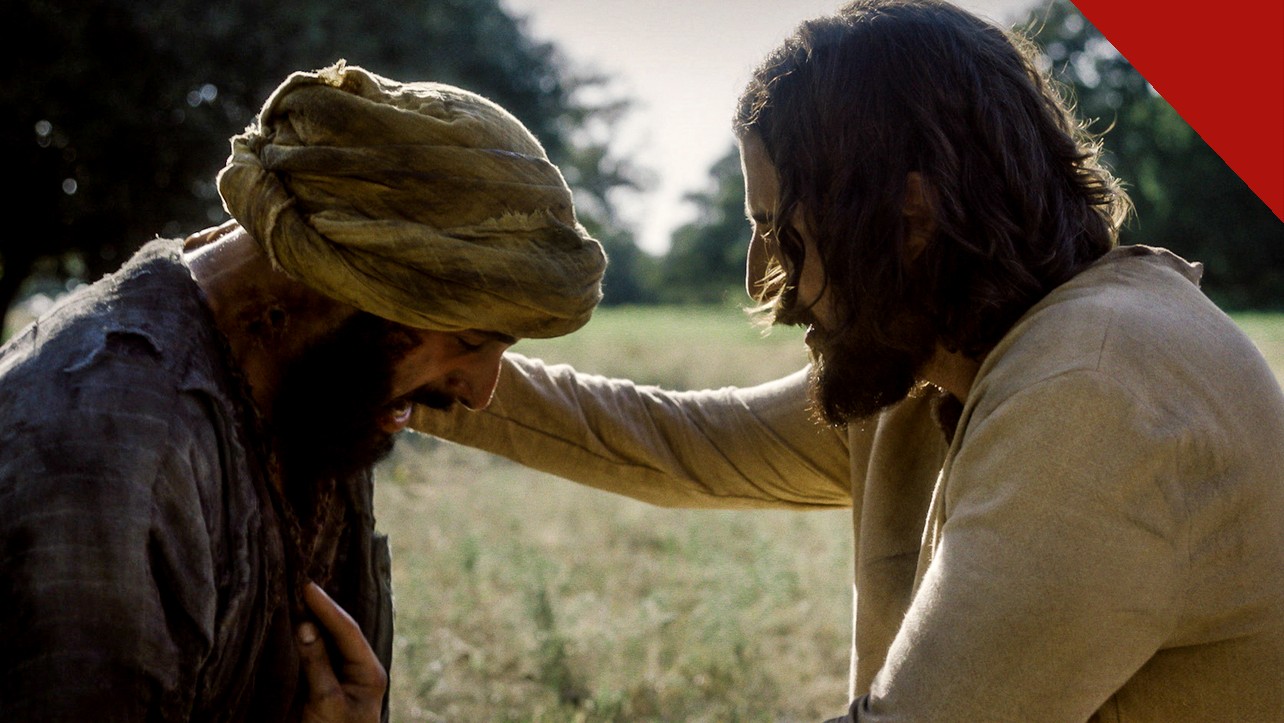 The Chosen sexta temporada: cena da série em que Jesus, interpretado por Jonathan Roumie, toca um leproso em campo aberto