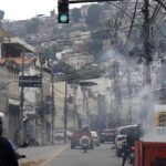 criança é baleada no Complexo da Penha: rua do Complexo da Penha, na Zona Norte do Rio de Janeiro, com moradores e policiamento