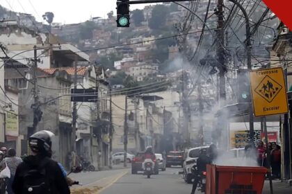 criança é baleada no Complexo da Penha: rua do Complexo da Penha, na Zona Norte do Rio de Janeiro, com moradores e policiamento