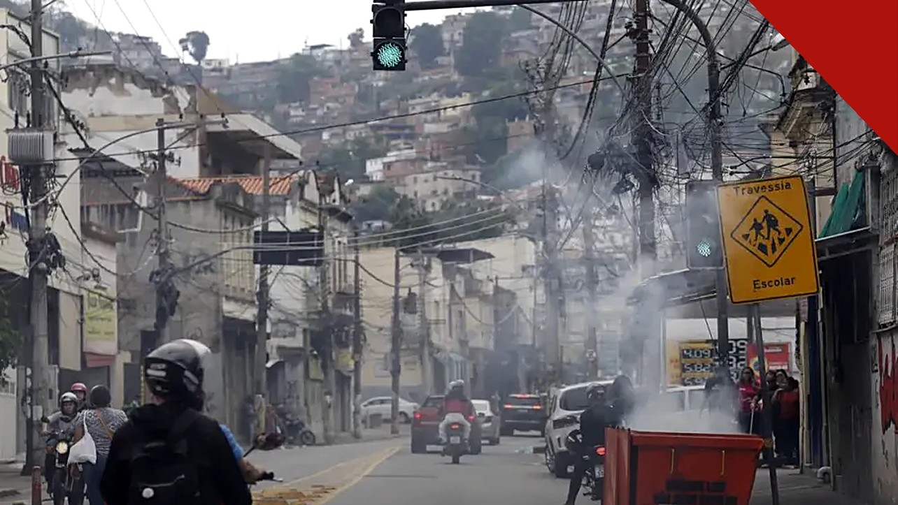 criança é baleada no Complexo da Penha: rua do Complexo da Penha, na Zona Norte do Rio de Janeiro, com moradores e policiamento