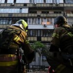 Vaticano envia missão humanitária à Ucrânia: bombeiros trabalham em prédio atingido em Kiev, na Ucrânia
