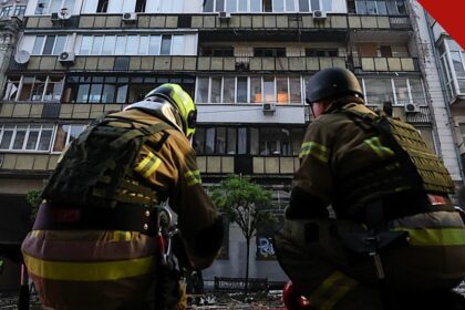 Vaticano envia missão humanitária à Ucrânia: bombeiros trabalham em prédio atingido em Kiev, na Ucrânia