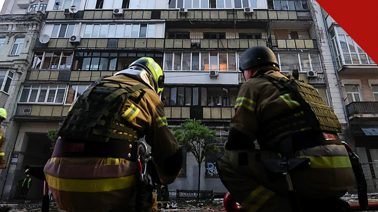 Vaticano envia missão humanitária à Ucrânia: bombeiros trabalham em prédio atingido em Kiev, na Ucrânia