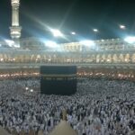 Ahmed Joktan sonhou com Jesus: a Caaba, em Meca, na Arábia Saudita, cercada por uma multidão de fiéis à noite