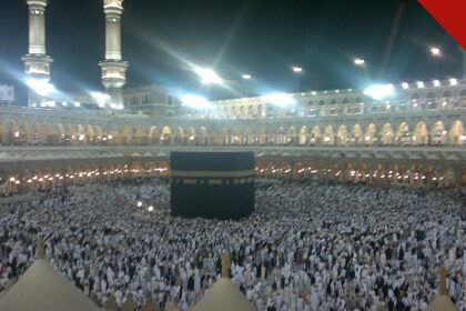 Ahmed Joktan sonhou com Jesus: a Caaba, em Meca, na Arábia Saudita, cercada por uma multidão de fiéis à noite