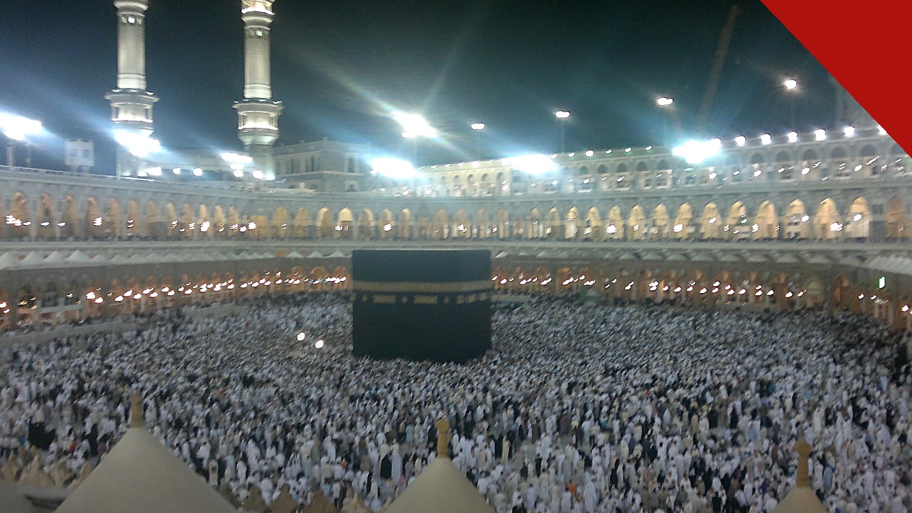Ahmed Joktan sonhou com Jesus: a Caaba, em Meca, na Arábia Saudita, cercada por uma multidão de fiéis à noite