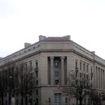 Departamento de Justiça acusa 48 não cidadãos: fachada da sede do Departamento de Justiça dos Estados Unidos, em Washington