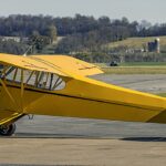 pastor Leon Hatchett morre após acidente: avião Piper Cub amarelo em pista de pouso, modelo envolvido no acidente em Indiana