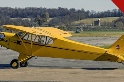 pastor Leon Hatchett morre após acidente: avião Piper Cub amarelo em pista de pouso, modelo envolvido no acidente em Indiana