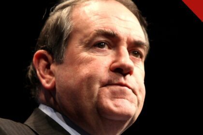 Huckabee fala de Tucker Carlson: retrato do embaixador dos Estados Unidos em Israel, Mike Huckabee, de terno e gravata