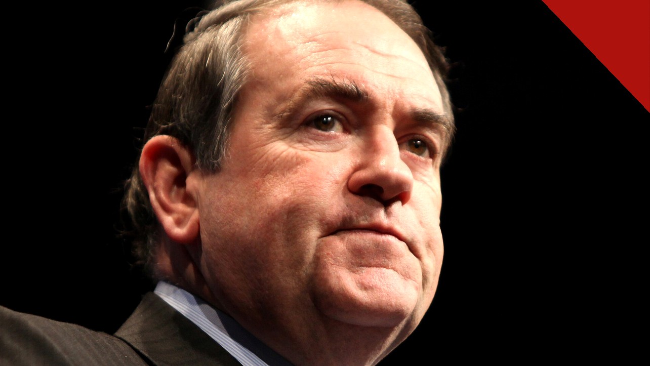 Huckabee fala de Tucker Carlson: retrato do embaixador dos Estados Unidos em Israel, Mike Huckabee, de terno e gravata