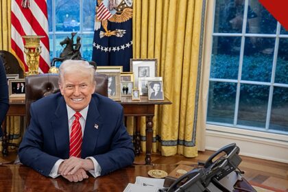 governo Trump segurou comunicado sobre eleição: o presidente Donald Trump sentado à mesa do Salão Oval, na Casa Branca