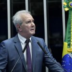 Celso Freitas anuncia aposentadoria aos 73 anos: o jornalista Celso Freitas discursando em evento no Senado Federal, em Brasília