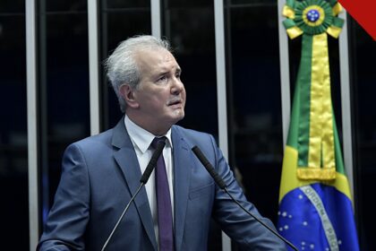 Celso Freitas anuncia aposentadoria aos 73 anos: o jornalista Celso Freitas discursando em evento no Senado Federal, em Brasília