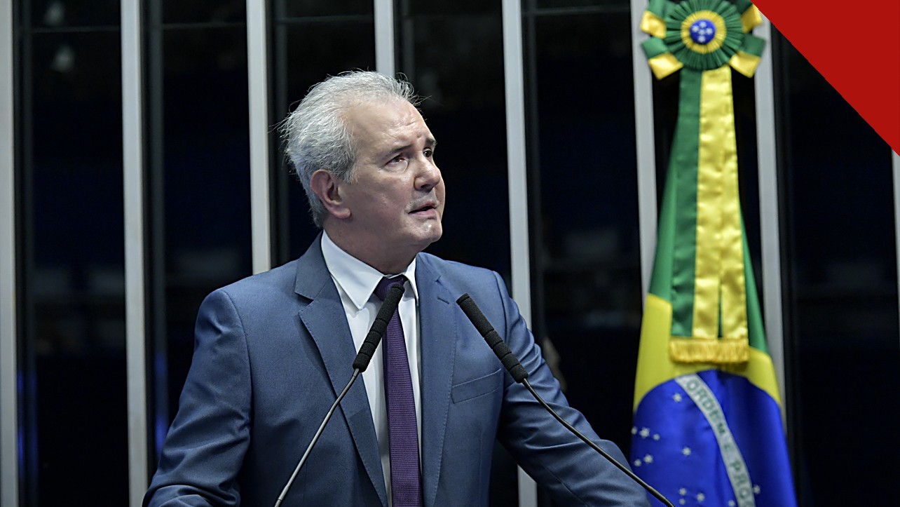 Celso Freitas anuncia aposentadoria aos 73 anos: o jornalista Celso Freitas discursando em evento no Senado Federal, em Brasília
