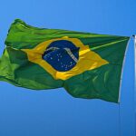 CNBB publica mensagem aos eleitos nas eleições de 2026: bandeira do Brasil hasteada contra o céu azul