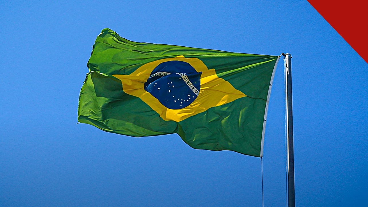 CNBB publica mensagem aos eleitos nas eleições de 2026: bandeira do Brasil hasteada contra o céu azul