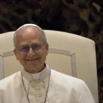 Papa Leão XIV confirma viagem à América do Sul: Pontífice sorrindo, de batina branca, durante audiência no Vaticano